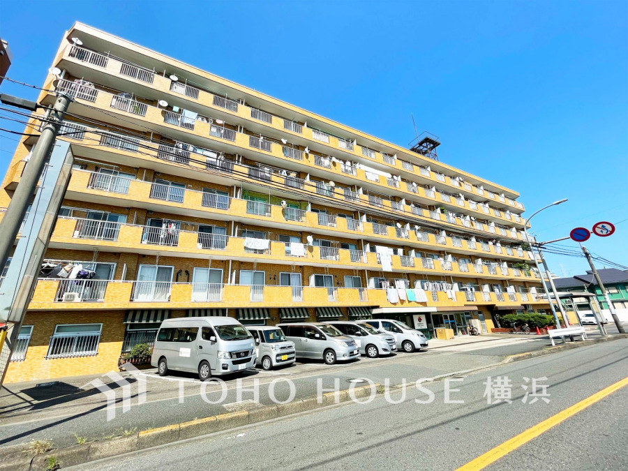 時代の流れに惑わされないシックなカラートーンで街並みに溶け込む外観は、主張し過ぎず、また平凡になり過ぎず絶妙なコントラストで輝きを放ちます。