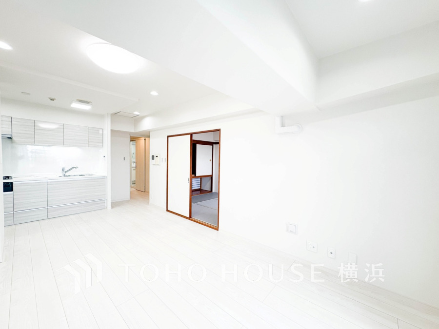 家族と過ごすひと時を溢れる光が優しく包み込むリビングダイニング。家族とともに、心穏やかに過ごすひととき。家族との時間、自分の時間を大切にできる空間がここにあります。