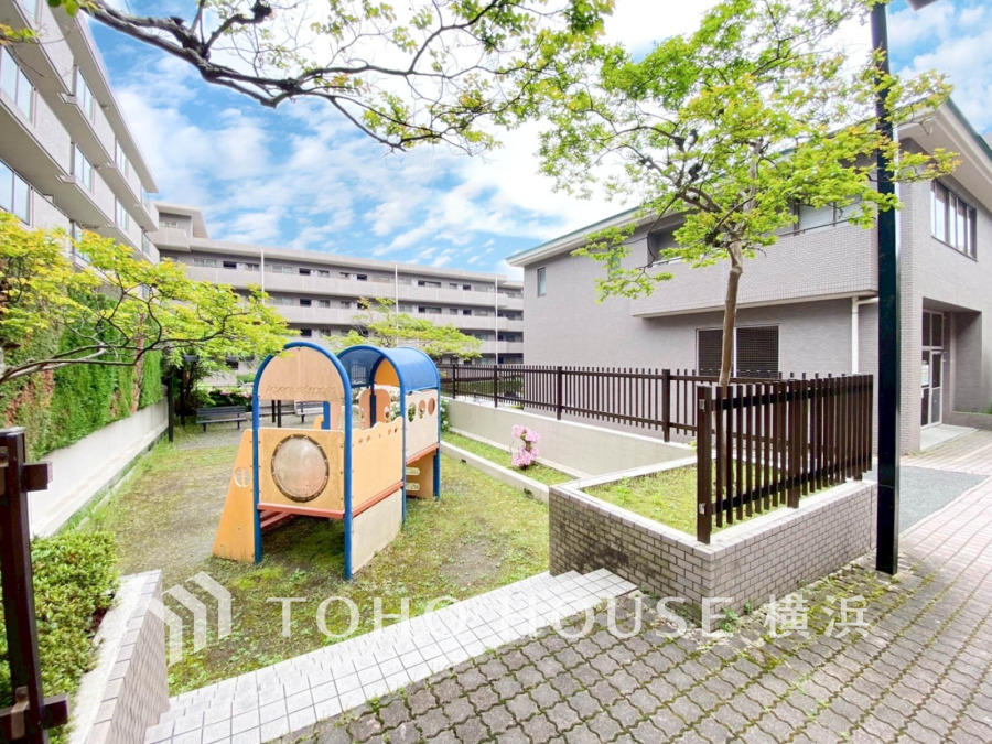 敷地内には小さな公園が設置されています。小さなお子様の毎日のお散歩コースにも良さそうです。