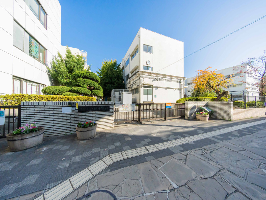 横浜市立戸塚小学校まで　約1300ｍ
