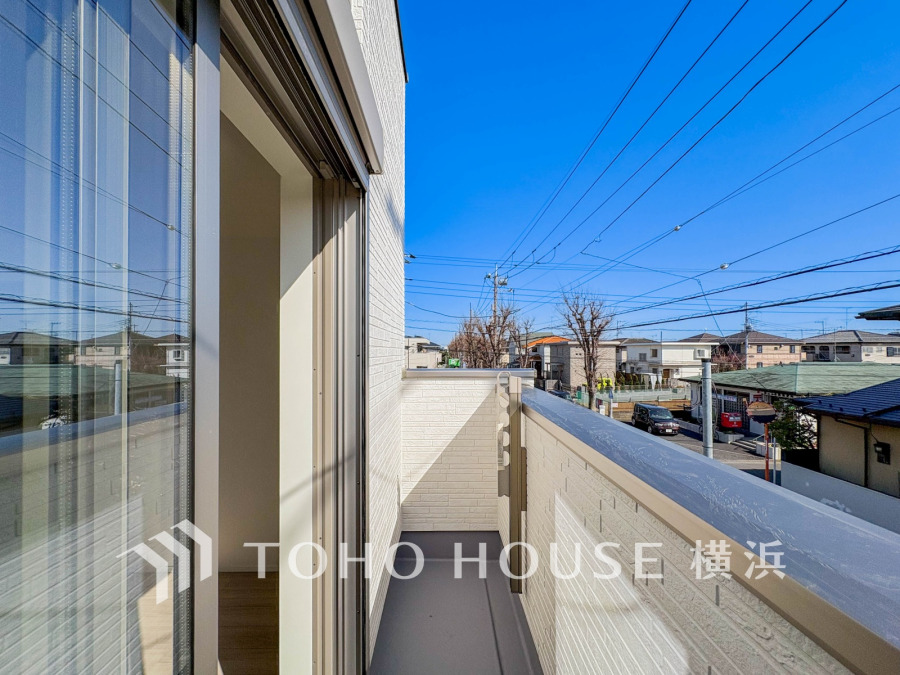 陽当たり良好なバルコニーで、爽やかな風を感じながらゆったりと寛げる空間です。