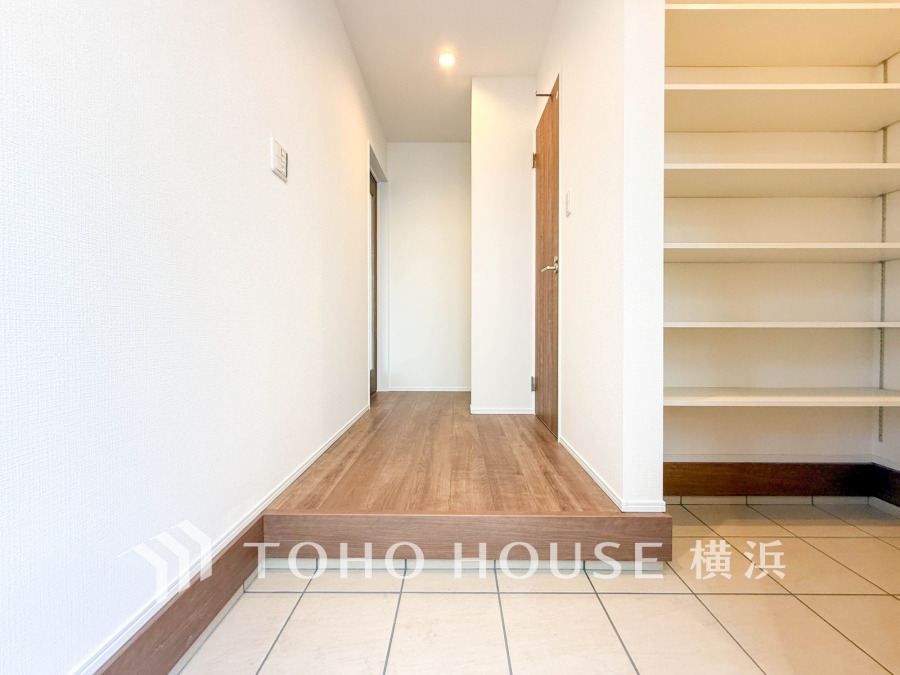 収納力の豊富なシューズインクローゼットを設置した玄関スペース。