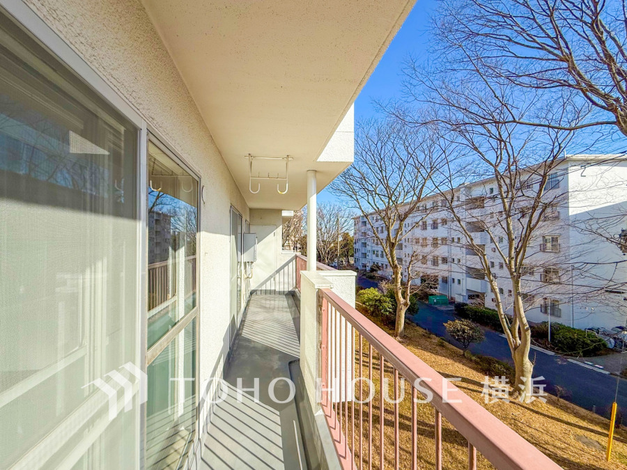 広いバルコニーは、暮らしの中での光と風を演出してくれています。見事なまでの開放的な空間をお楽しみください。