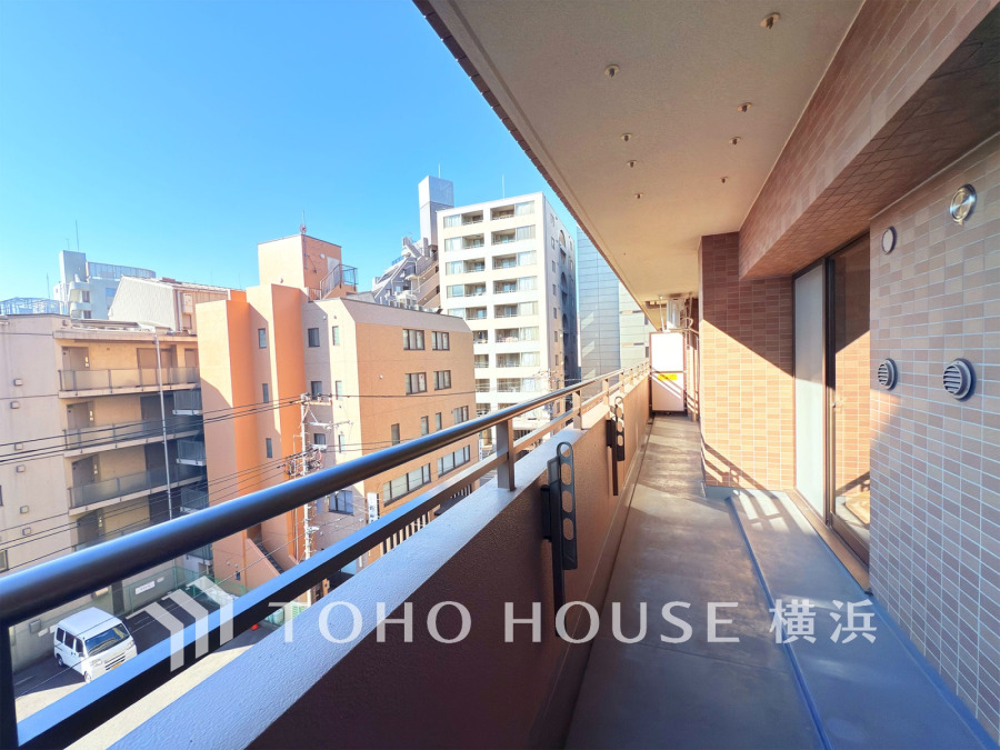 南西向きで陽当たり良好なワイドスパンバルコニー。都会の景色を楽しみながら、ゆったりとくつろげる空間です。