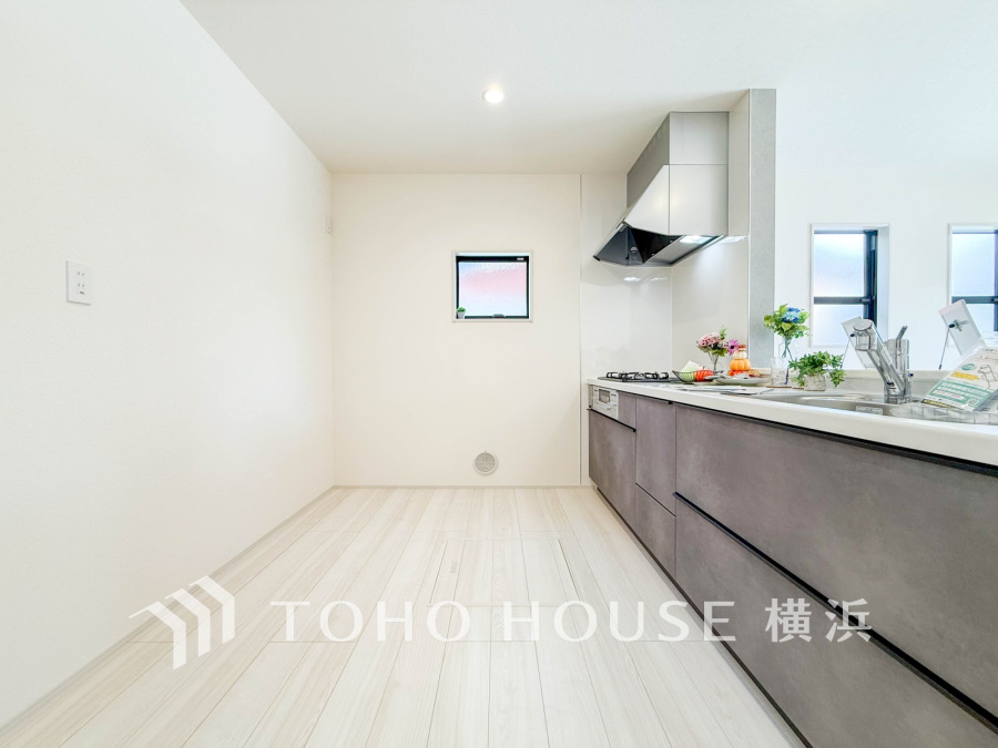 十分な広さを確保した開放的なキッチン。窓付きの明るい空間です。