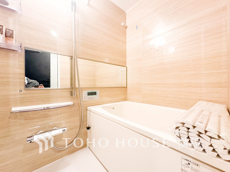 木目調の壁が温かみを演出する清潔感あふれる浴室。ゆったりとしたバスタブでリラックスタイムを満喫できます。