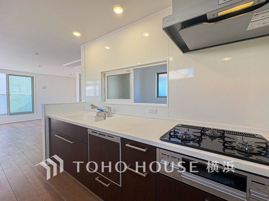 内装の主役でもあり、日常活躍する重要な水回りでもあるからこそ機能性・デザイン性に力を入れております。お手入れのしやすいシステムキッチンを採用しております。