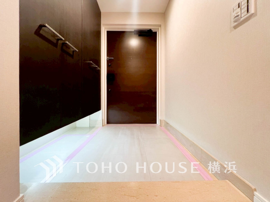 居住者の帰り、訪れる方を優しく迎える・安らぎに満ちた生活空間を予感させる。健やかな暮らしを楽しめそう