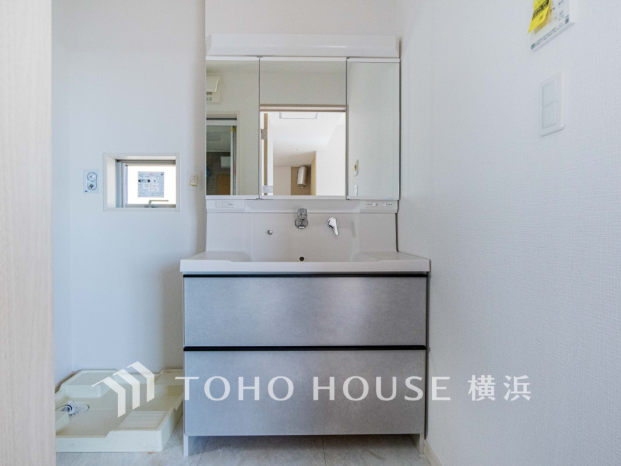 【2026年2月撮影】清潔感あふれる洗面台は大容量収納付きで、毎日の身支度が快適に。小窓から自然光もたっぷり差し込みます。