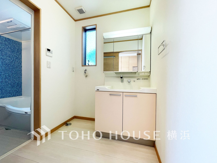 十分な大きさの洗面台は、身だしなみチェックや歯磨きなど、朝の慌ただしい時間でも余裕とゆとりを感じて頂けます。