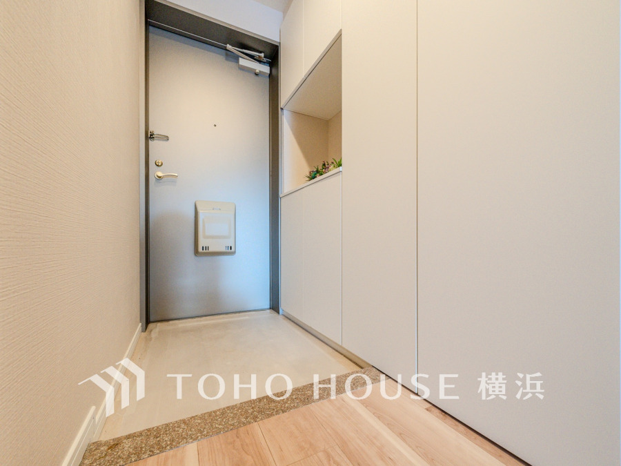 豊かなプライベートタイムへ誘うモダンテイストな玄関。デザインや素材が美しい調和を奏でている空間です。お客様をお迎えする玄関は落ち着いた雰囲気です。