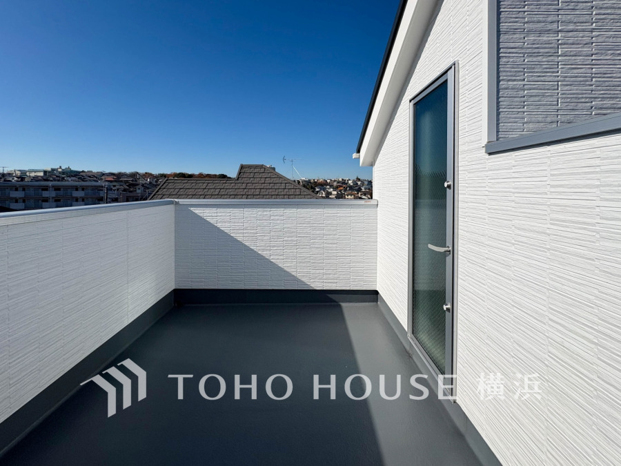 青空が広がる開放的なルーフバルコニー。ゆったりとしたスペースで様々な使い方が可能です。