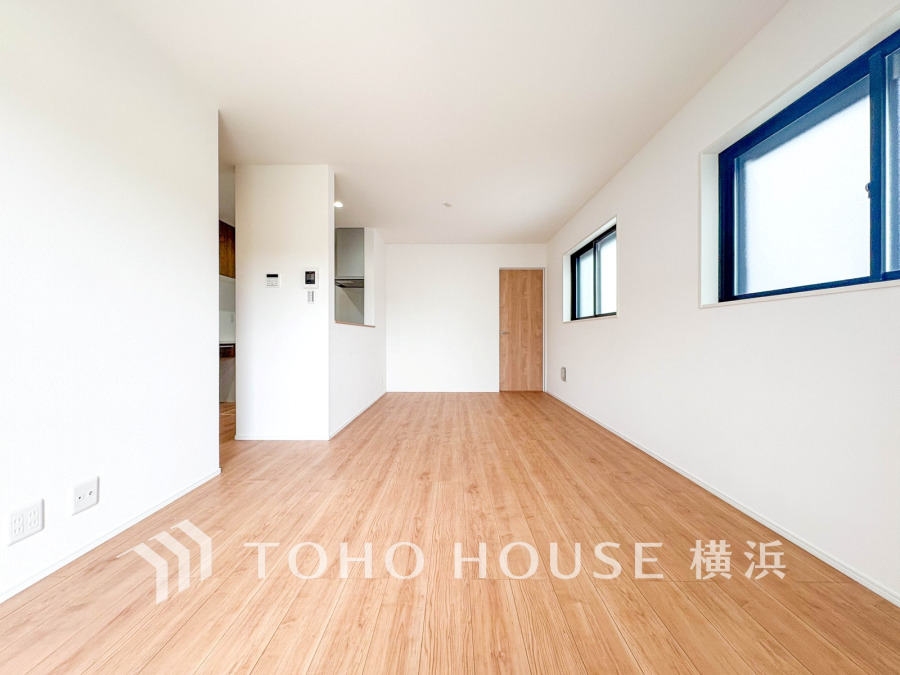 家族と過ごすひと時を溢れる光が優しく包み込むリビングダイニング。家族とともに、心穏やかに過ごすひととき。家族との時間、自分の時間を大切にできる空間がここにあります。