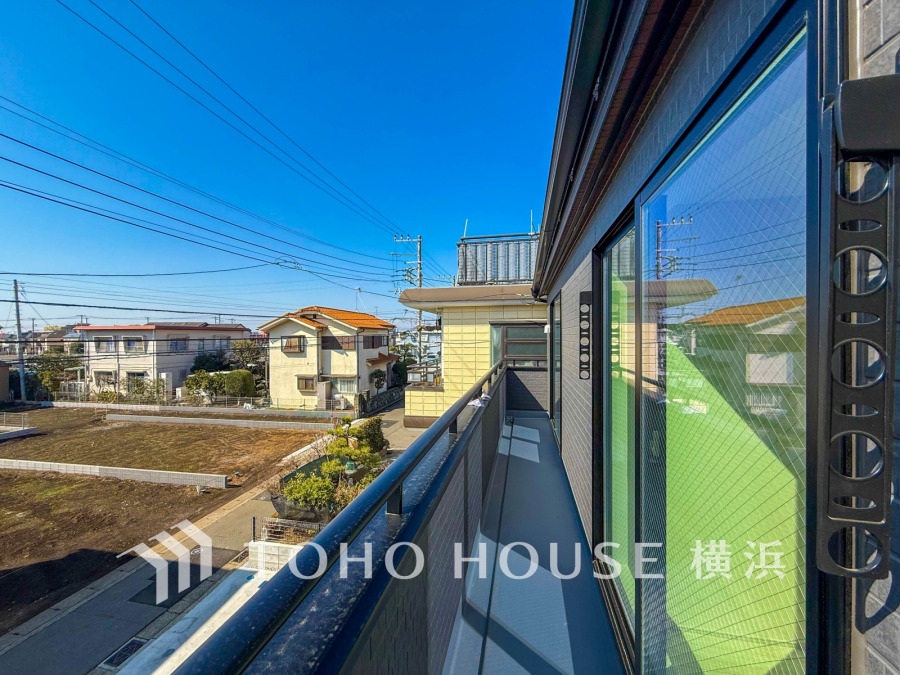 開放感いっぱいの眺望と共に光と風を享受するバルコニー。緑豊かな景観を眺めることができます。