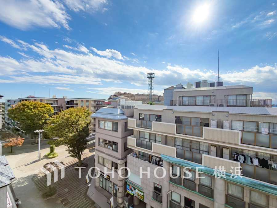 この開放感ある眺望と共に閑静な住宅街の季節感を演出する四季折々の変化を楽しめる心地よい場所となることでしょう。