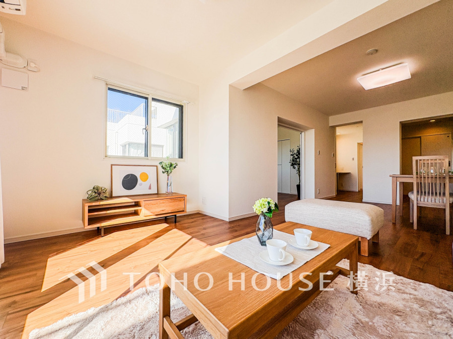 家族みんなが爽やかに健やかに過ごせるように、溢れる光をたっぷり取り込んだリビングダイニング。集いの場、憩いの場としての快適性を求めたやすらぎの空間です。