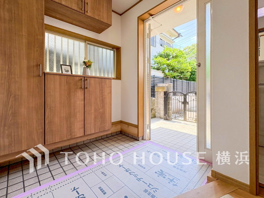 上質感漂う明るい玄関。居住者の帰り、訪れる方を優しく迎える・安らぎに満ちた生活空間を予感させる。健やかな暮らしを楽しめそう