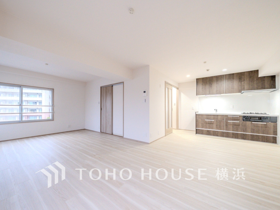 明るく開放的な空間が広がるLDK。室内には豊かな陽光が注ぎ込み、爽やかな住空間を演出。
