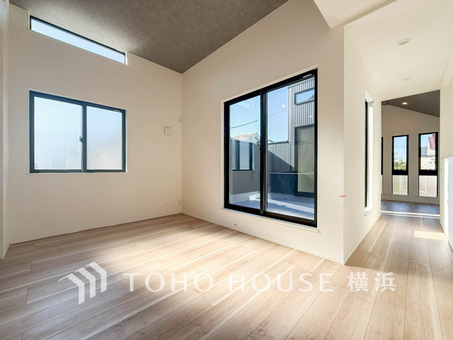 明るく開放的な空間が広がるLDK。室内には豊かな陽光が注ぎ込み、スタイリッシュで爽やかな住空間を演出。