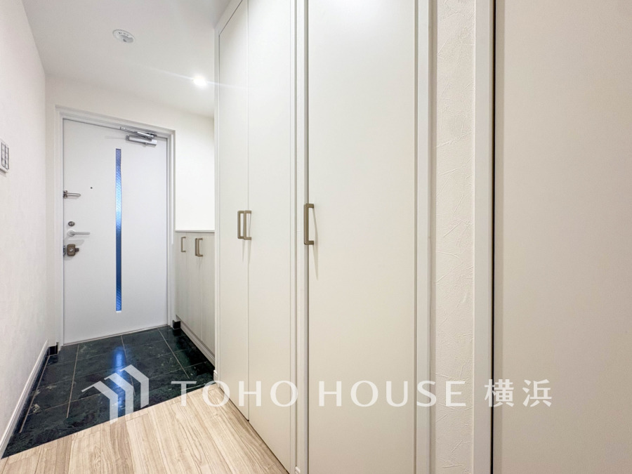 お客様をお迎えする玄関は落ち着いた雰囲気。帰り着くたびに洗練されたテイストの空間に迎えられ誇りと喜びを感じる玄関まわりです。