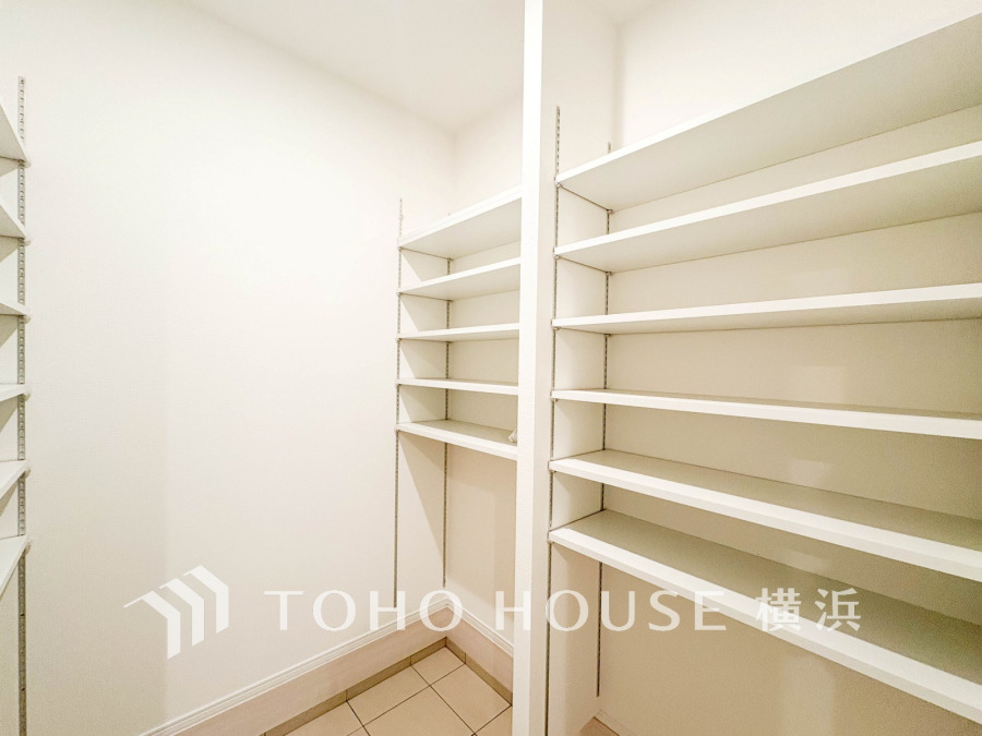 玄関には、ご家族みんなの靴をたっぷりと収納することができるシューズインクローゼットをご用意しました。さらに場所をとるベビーカーやゴルフ道具なども収納できるので、玄関まわりはいつもすっきり。