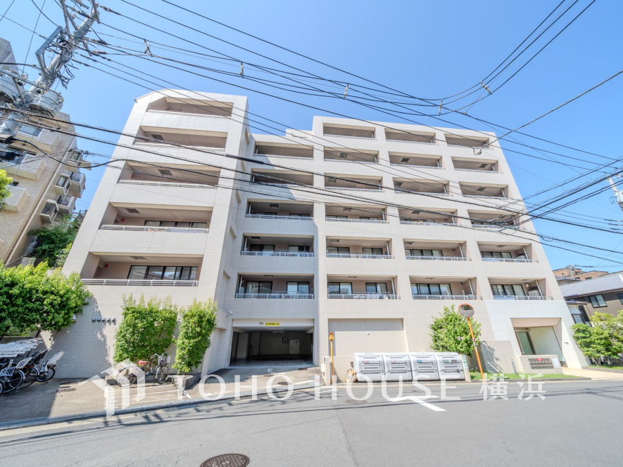 ふりそそぐ陽射しと開放的な空間形成。青空を背景に更なる美しさを醸す佇まい。暖かな陽光と爽やかな風がハーモニーを奏でる上質な空間を愉しむ暮らしがここにある。