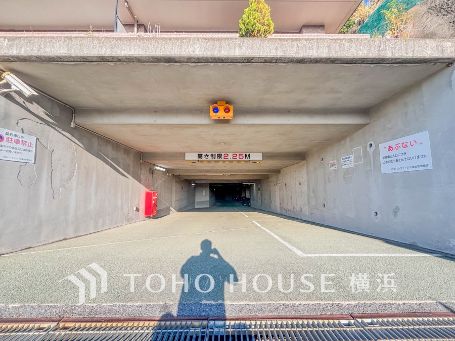 ゆとりをもった空間設計の機械式駐車場。マイペースで落ち着いて車庫入れできそうです。空状況は都度確認させて頂きます。