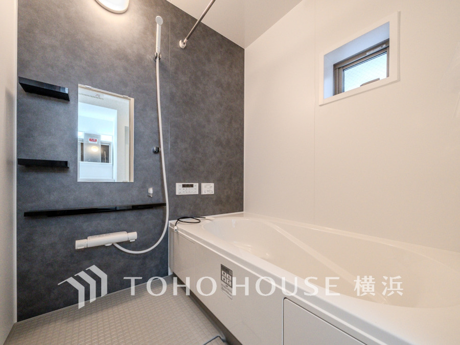 心地よいリラックスを叶える清潔感溢れる美しい空間。快適で機能的なバスルームです。
