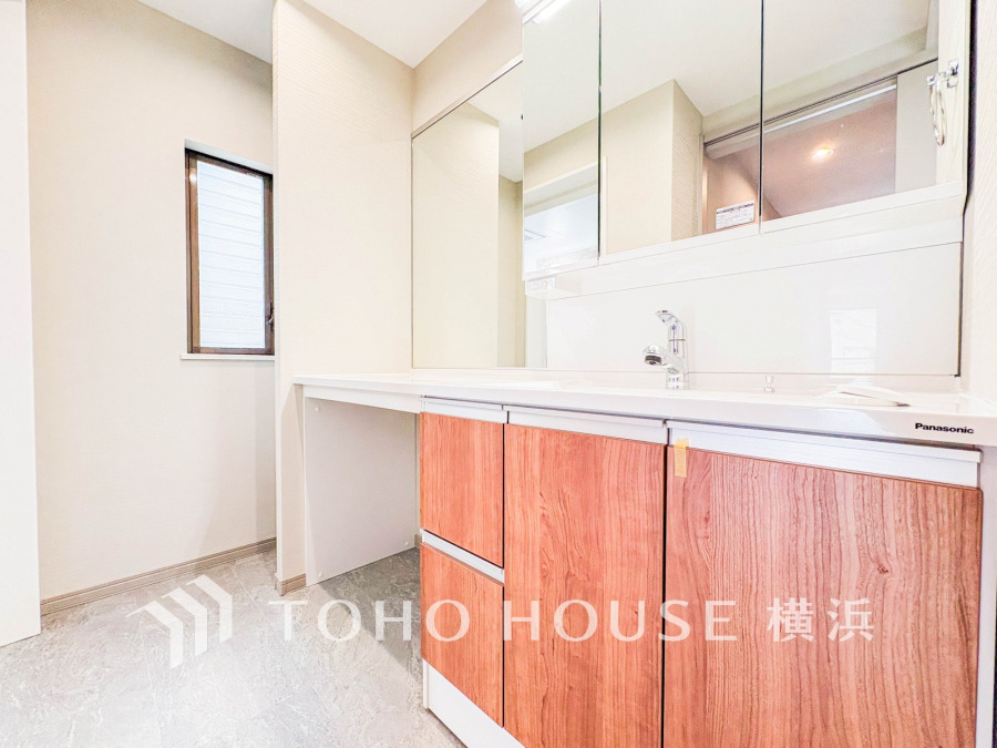 落ち着いた空間を演出するカラーと、ゆったり落ち着いてお使い頂ける広さが魅力のパウダールーム。居室からも独立しており、プライベート空間を保ちます。