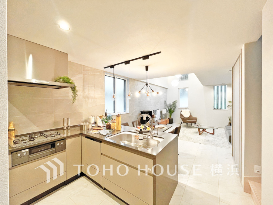 開放感あふれる対面キッチンで、家族との会話を楽しみながら料理ができる快適なLDK空間です。