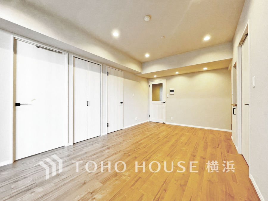 すっきりと明るい14帖のLDK空間。収納や作業など多目的に使える約1帖のスペース付き。