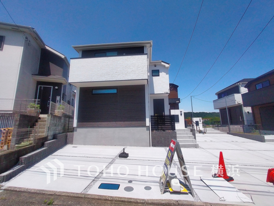ゆとりある敷地に建つ上質な邸宅。うららかな陽射しがどのお部屋にも降り注ぎますように、快適さを追求した間取設計。