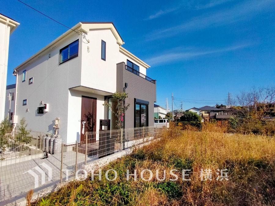 青空の下、開放感ある広々とした敷地に建つモダンな二階建てのおすまい。自然豊かでゆったりした時間の流れを楽しめそうな環境です。