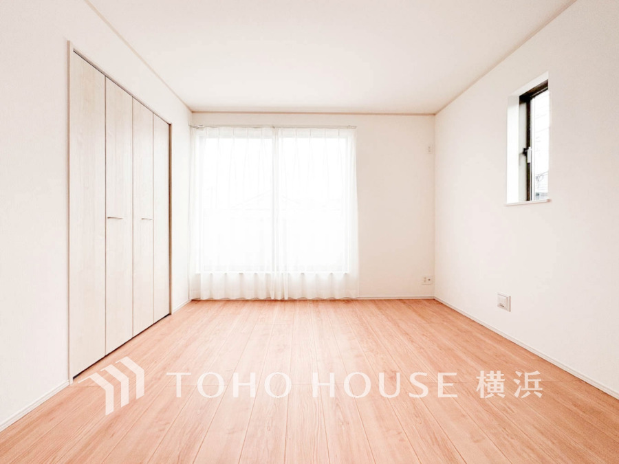 穏やかな風と陽光を導き、プライバシーに配慮された設計プランを採用し、居住性を一段と心地よいものにしています。明るく開放的な空間を演出しております。