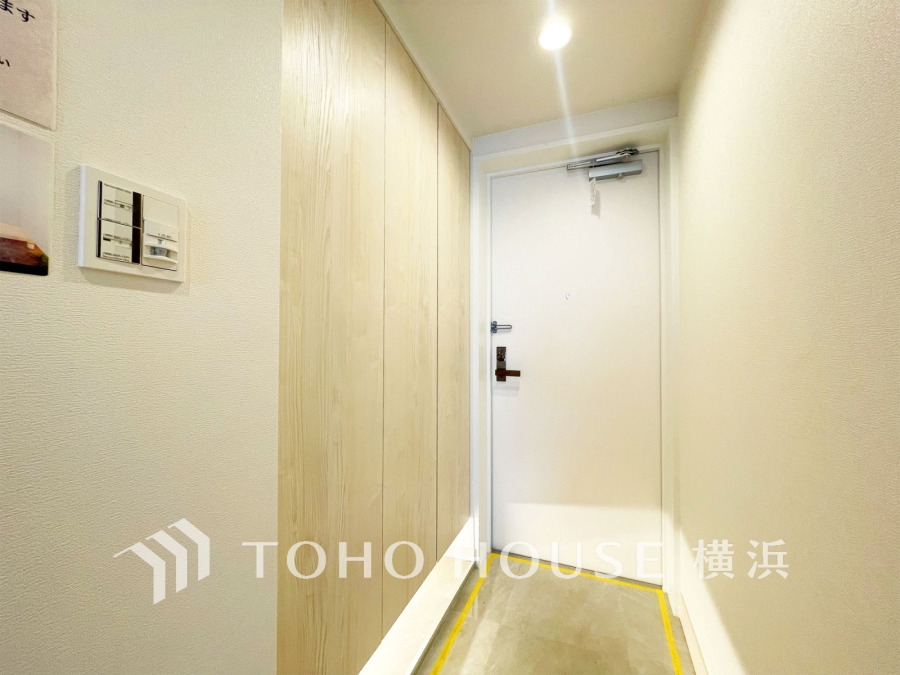 豊かなプライベートタイムへ誘うモダンテイストな玄関。デザインや素材が美しい調和を奏でている空間です。お客様をお迎えする玄関は落ち着いた雰囲気です。