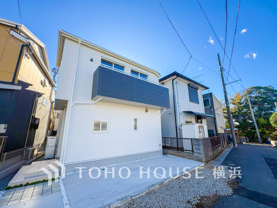 閑静な住宅街に誕生したゆとりある邸宅。大容量の収納、カースペース1台分付きです。