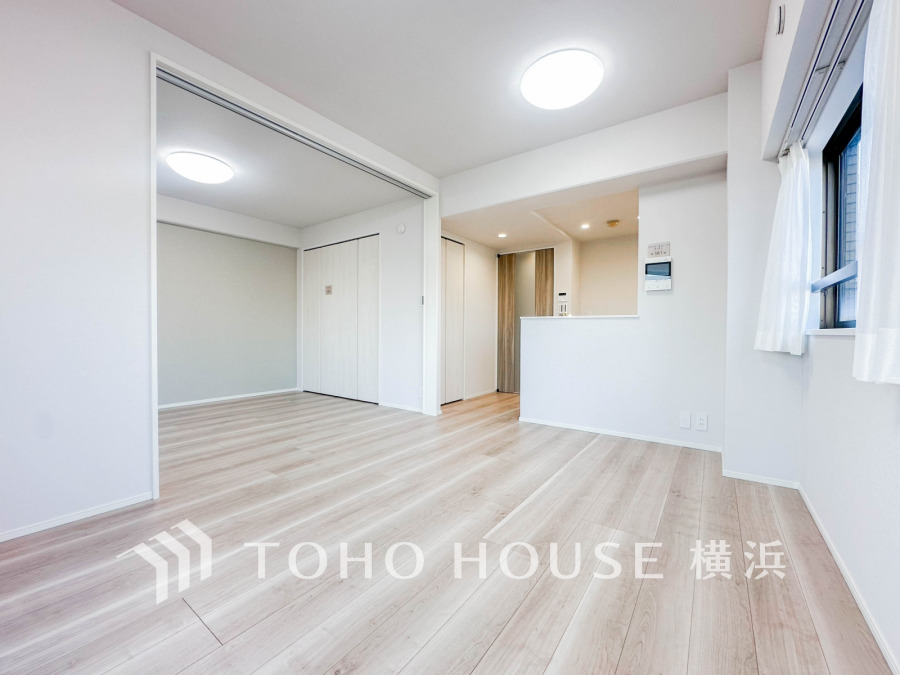 明るく開放的な空間が広がるLDK。室内には豊かな陽光が注ぎ込み、爽やかな住空間を演出。ホームパーティーでもゲストと一緒に料理を楽しみながら楽しい時間を過ごせそう。