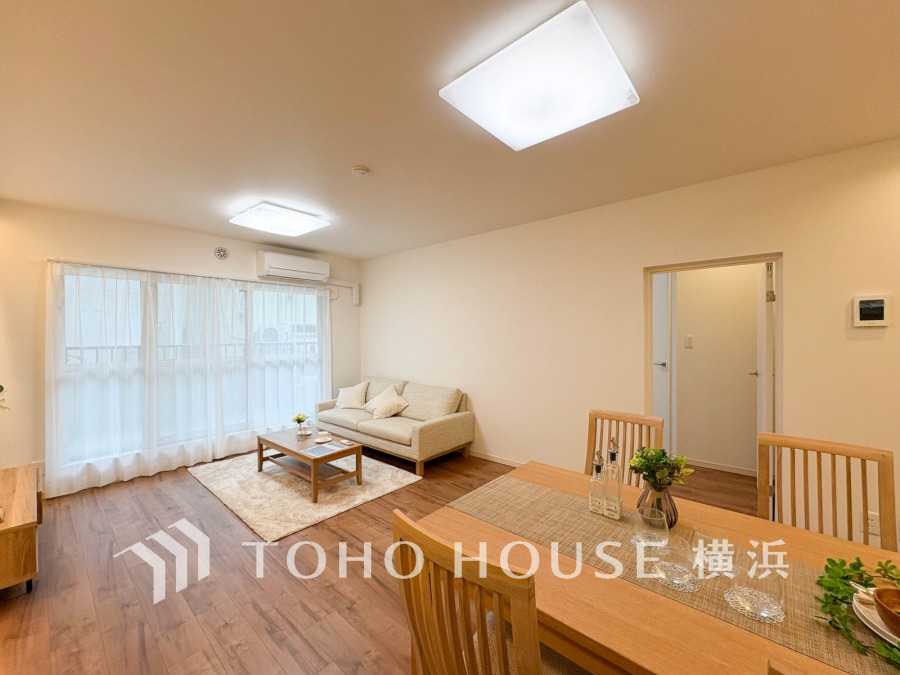 やわらかな陽射しがふりそそぎ、室内に開放感と爽快感をもたらします。