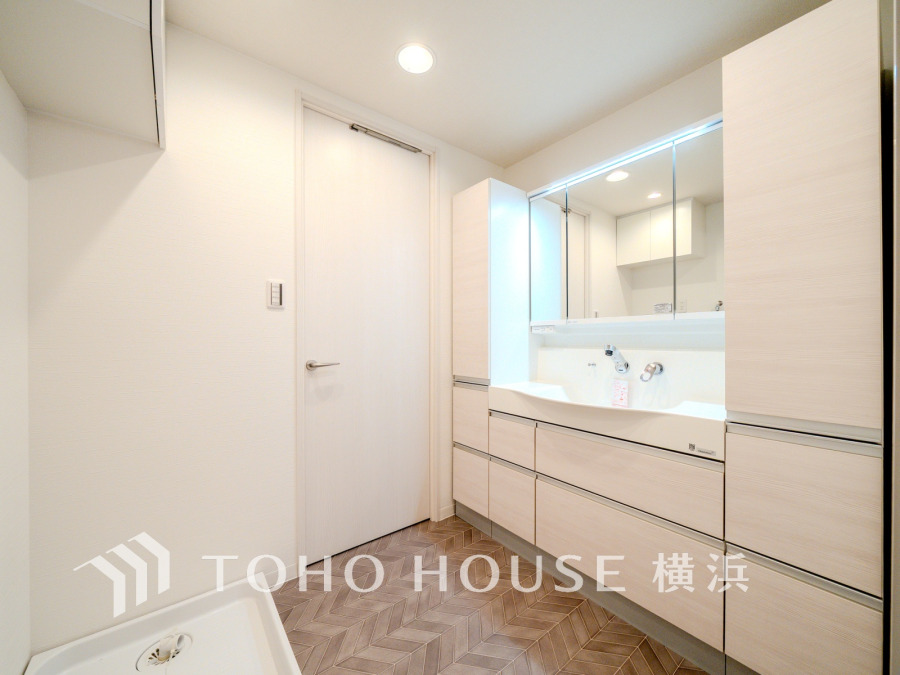 デザイン性の高さ、清潔感、色合い、使い勝手、ゆとり、様々な観点から丁寧に仕上げられたパウダールーム。健やかな毎日のため、上質な空間で一日の始まりと終わりを快適に。