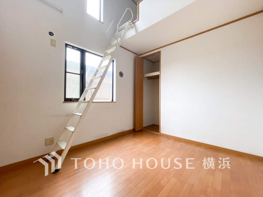 洋室には屋根裏の有効スペースを活用したロフト空間があります。