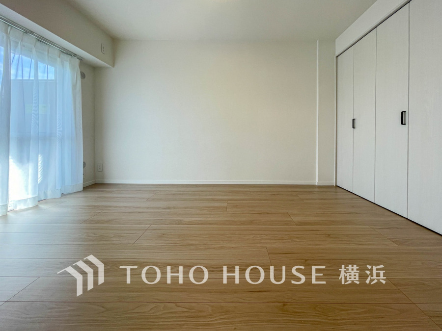大きな窓からたっぷりと陽光が注がれる明るい空間。家族の成長に対応できる永住仕様の間取り。時を忘れて過ごす場所として過ごせるお部屋。