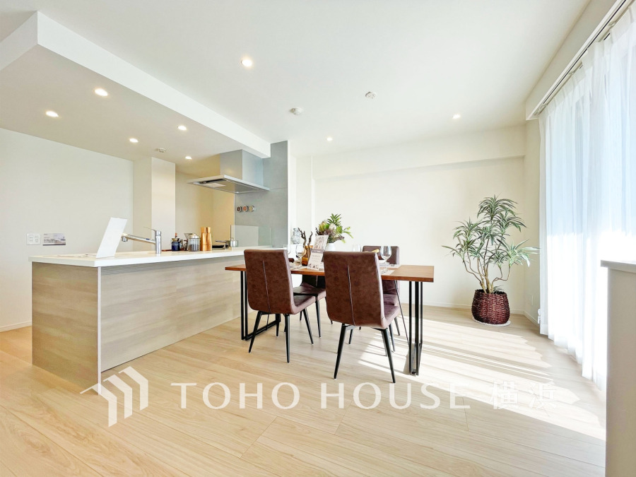 太陽の恵みを受けた明るい空間。吹きぬける風を感じながら爽やかで風通しの良い暮らしが叶います。
