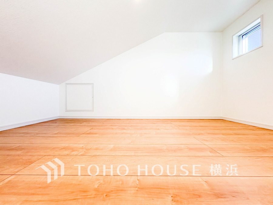 壁面に掛けられている可動はしごを掛けて上ると、天井の有効スペースを活用した開けたロフト空間が。季節物や思い出の品の収納場所、お子様の遊び場として、など…。あると嬉しい大空間です。