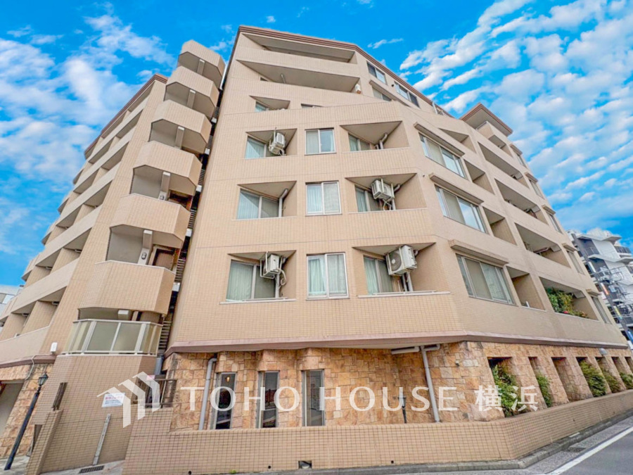 時代の流れに惑わされないシックなカラートーンで街並みに溶け込む外観は、主張し過ぎず、また平凡になり過ぎず絶妙なコントラストで輝きを放ちます。
