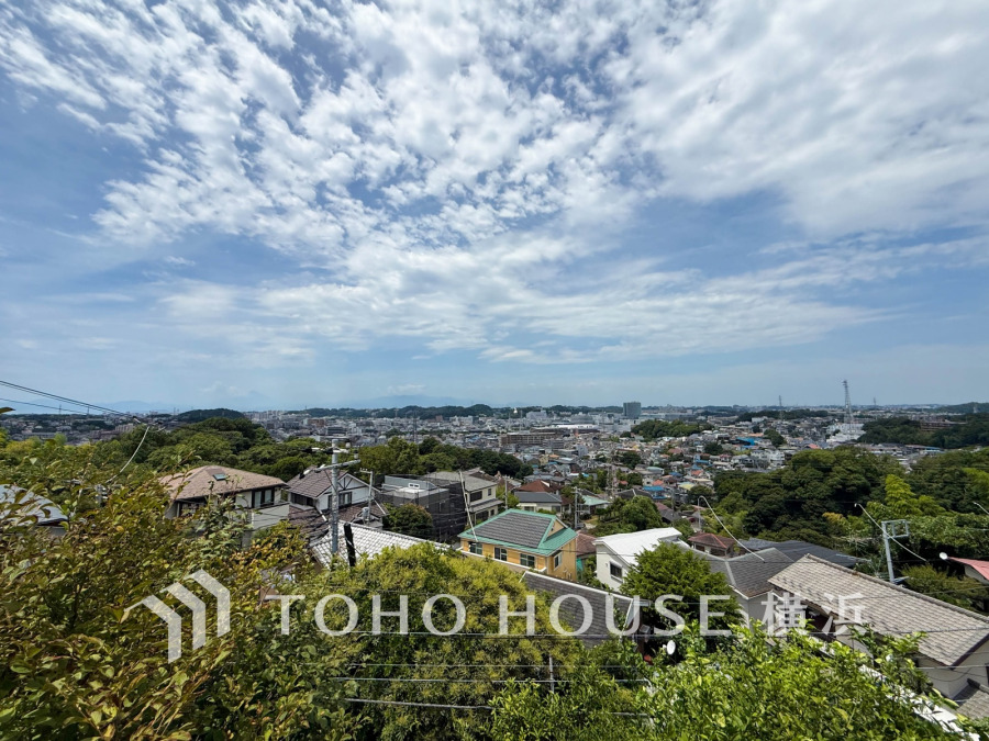 開放感があり、遮るものもなく気持ちのいい景色が広がります。お部屋にも爽やかな風と暖かく柔らかな日差しが差し込み、毎日の暮らしを豊かに彩ります。