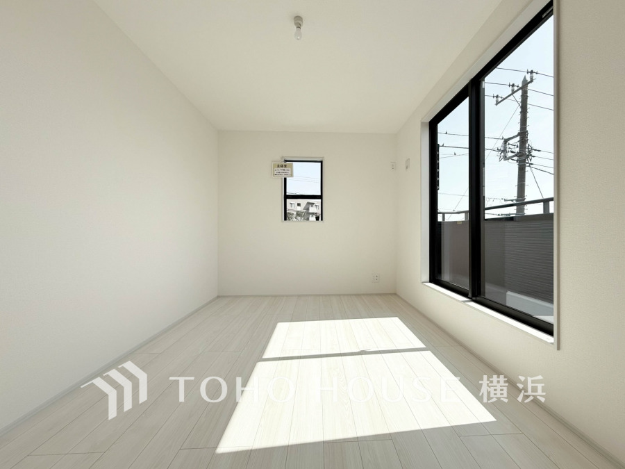 バルコニーに面した明るい洋室。穏やかな陽射しが、ゆったりとした寛ぎの時間を包みます。
