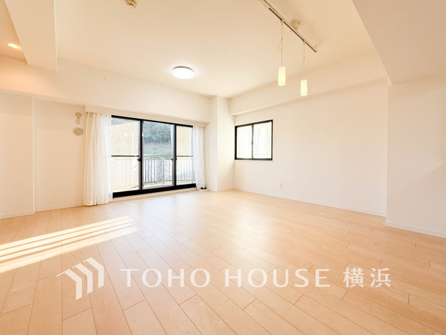 広々としたリビングダイニングは、シックでモダンな内装。落ち着いた雰囲気に包まれて、伸びやかな空間の中で、ゆったりと家族団らんのひとときを過ごせます。