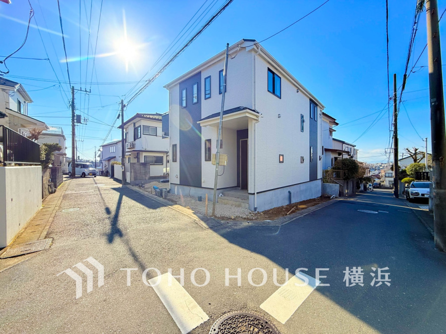 陽射しあふれる角地立地。閑静な街並みに調和する落ち着いた外観です。