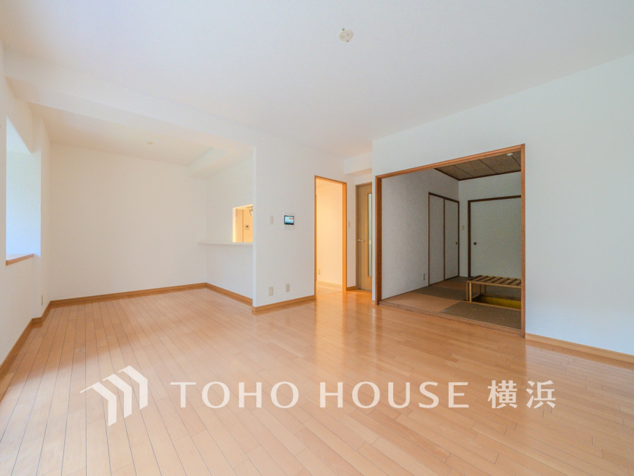 リビングは、家族と共有する生活圏。和室が隣接しており、明るく開放的な居住空間を提供します
