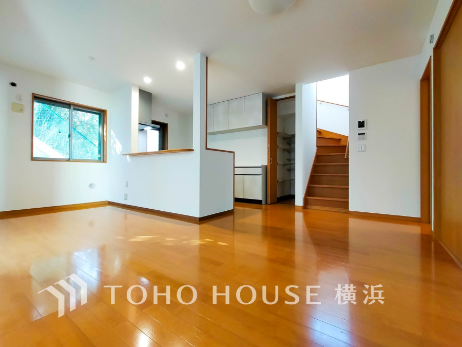 豊かな光が床材を照らしだすひと時、この場所には落ち着きと上質な空気感が流れます。ご家族やお友達との時間など、多くの時を刻む空間。何気なく過ぎる時でさえも上質なひと時となる快適な空間を目指して。